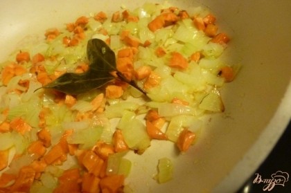 Обжарим лук и морковь до мягкости. Зеленый горошек и несколько соцветий брокколи разморозим.Куриную грудку нарежем кусочками. Ввё смешаем,посолим и поперчим.Это начинка.