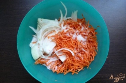 Лук режем полукольцами,морковь на корейской терке,добавим 1ч.л.соли и 1 стол.л. сахара.Перемешаем и оставим на час-полтора.Выделившийся сок выльем.