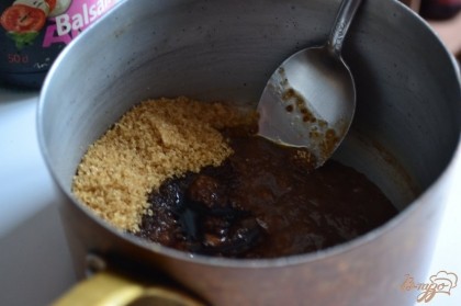 Пюре из изюма переложить в сотейник, добавить коричневый сахар и бальзамический уксус.Варить на тихом огне в течении 5-7 минут. Охладить.
