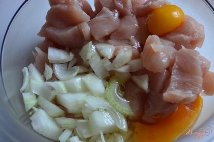 Мясо куриных грудок , 2 яйца и луковицу взбить до однородной массы. Соль и черный перец добавляем по вкусу.