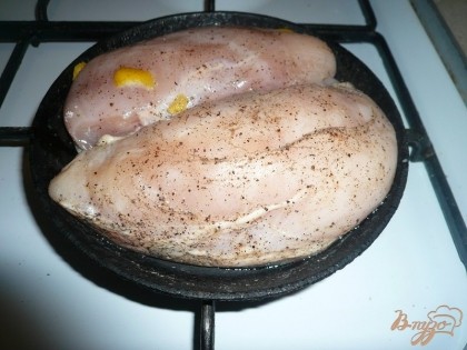 Выкладываю куриную грудку на сковороду, пригодную для использования в духовке. Духовку предварительно разогреваю, ставлю запекаю грудку и запекаю на среднем огне примерно 20 минут.