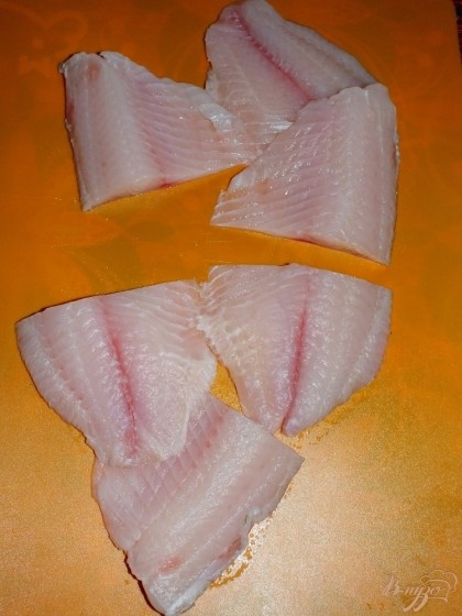 Филе рыбы режу на порционные куски