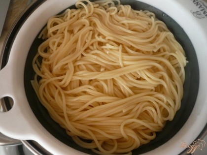 Спагетти за это время успеют приготовиться – их надо откинуть на дуршлаг и дать стечь всей воде.