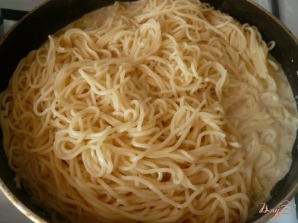 Когда соус из кабачка будет готов, надо выложить в сковороду готовые спагетти.