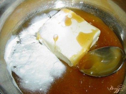 Взбиваем яйца с сахаром до пышной пены. Отдельно смешиваем мед, масло и соду и ставим на средний огонь, помешивая растопим.