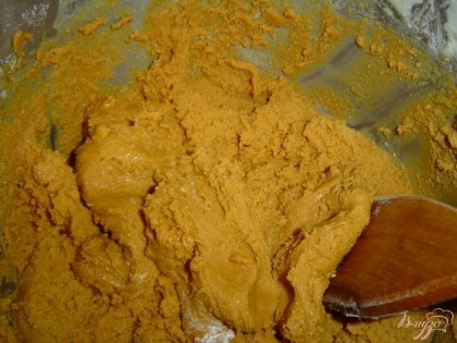 Просеянную муку добавляем к жидким ингредиентам и замешиваем тесто,оно будет вязким. Накрываем тесто пленкой и ставим в теплое место на 1 час.