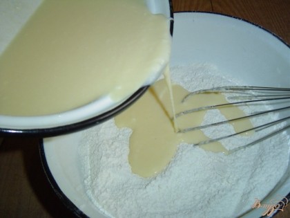 В сахарно-мучную смесь небольшими порциями добавляем сливочно-яичную массу и перемешиваем.