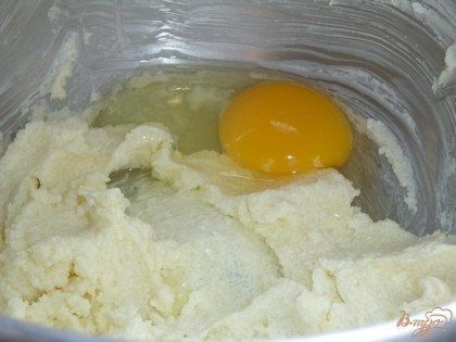 Размягченное масло взбиваем с сахаром добела, затем добавляем по одному яйца комнатной температуры, не переставая взбивать, в конце добавляем молоко и еще раз взобьем на малых оборотах.