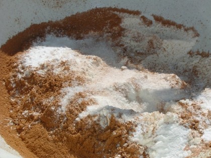 Муку просеиваем с разрыхлителем, добавляем просеянное какао-порошок, ванилин и перемешиваем.