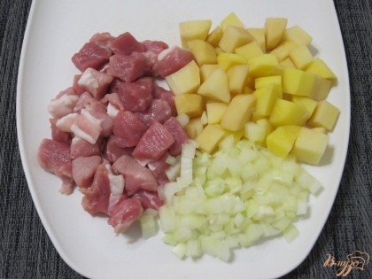 Картофель, мясо (любое) и лук нарезать небольшими кубиками.