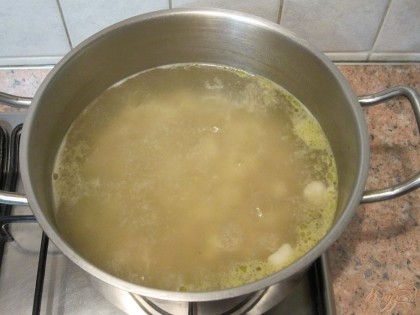 Налить в кастрюлю воду и довести до кипения. Положить в нее бульонный кубик и мясо.