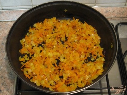 На сковороде на масле обжарить лук с морковью.