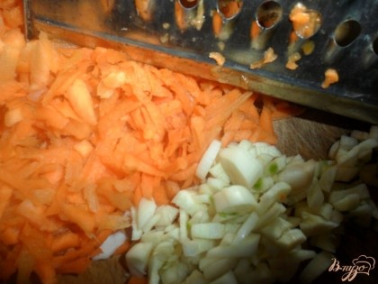 Морковь натереть, чеснок измельчить.