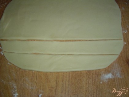 Тесто раскатываем толщиной в 0,5 см,нарезаем полосками около 2 см,