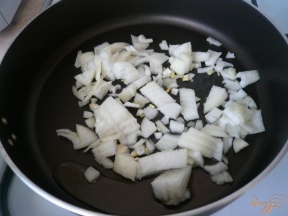 Лук мелко нарезаю, выкладываю в сковороду с растительным маслом. Начинаю обжаривать на несильном огне. Не надо сильно зажаривать лук, пусть будет просто мягким.