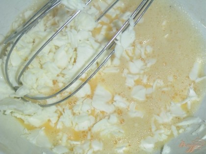 Взбиваем яйца, добавляем плавленый сыр, сахар, просеянную муку с разрыхлителем, соль и в конце сметану, все хорошенько перемешиваем до однородной массы.