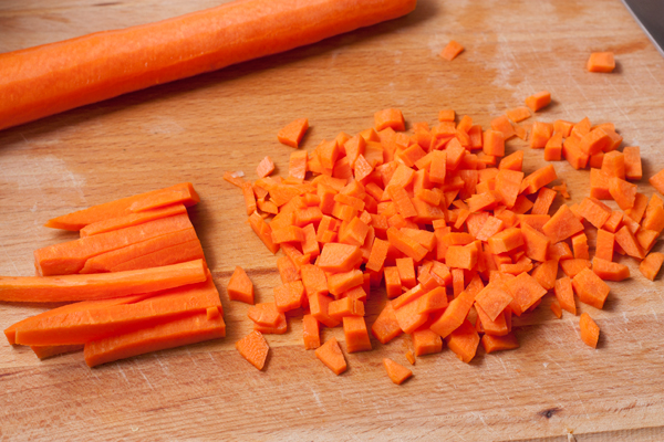 Вымыть, очистить и нарезать морковь мелкими кубиками. Старайтесь нарезать овощи соразмерными кусочками, чтобы готовое блюдо выглядело эстетично.