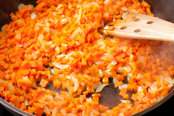 Добавьте морковь и готовьте, помешивая, 5 минут на среднем огне. Морковь должна стать мягкой.