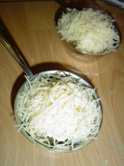посыпаем натертым сыром и отправляем в духовку на 10-12 минут при 220 гр.