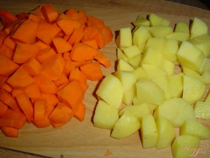 Морковь и картофель очищаем и нарезаем небольшими кусочками.