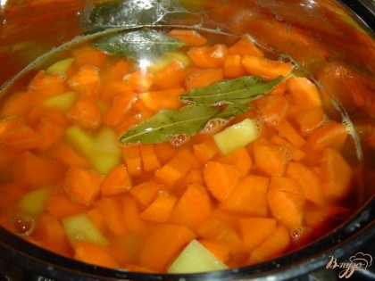 а затем морковь и картофель. Варим на небольшом огне около 30 минут.