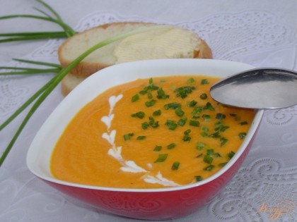 Готово! Зеленый лук измельчаем. Суп разливаем по тарелкам, добавляем измельченный зеленый лук и наслаждаемся!