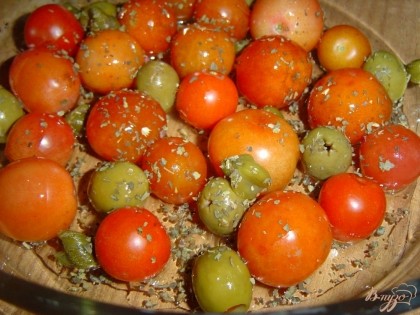 Моем помидоры и складываем в жаропрочную посуду,добавляем оливки, каперсы,поливаем оливковым маслом, солим и перчим по вкусу,