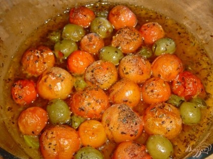а затем отправляем в духовку и запекаем при температуре 180 гр. до готовности помидор (когда они пустят сок), минут 15.