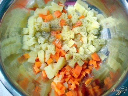 Картофель нарезаем мелкими кубиками. Морковь нарезаем мелкими кубиками.