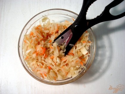  Капусту слегка отжимаем, чтобы салат не был влажным. Чтобы капуста не тянулась порежьте её ножницами, или ножом.