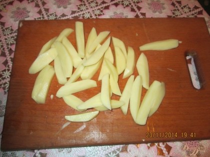 Картофель почистить, помыть и нарезать не очень большими дольками. Примерно так —  разрезать на половину и каждую половинку еще на 2 части.