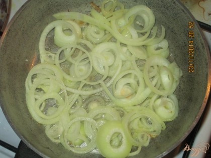 Отдельно на сковороде с растительным маслом обжарить лук порезанный кольцами до золотистого цвета.