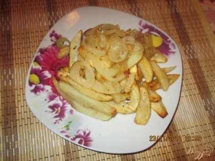 Готово! Готовую картофель выложить на тарелку и добавить к ней жареный лук.