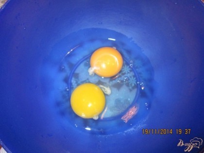 Яйца взбить в блендере до пышной белой массы.