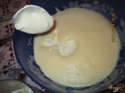 К взбитым яйцам добавить теплое молоко  и сливки.
