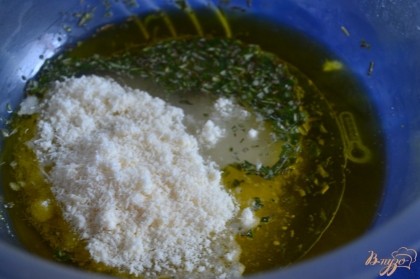 Вода комнатной температуры, оливковое масло, соль, пармезан и розмарин (порубить мелко)