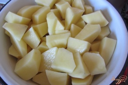 Картофель промыть отчистить, нарезать произвольно, добавить в суп.