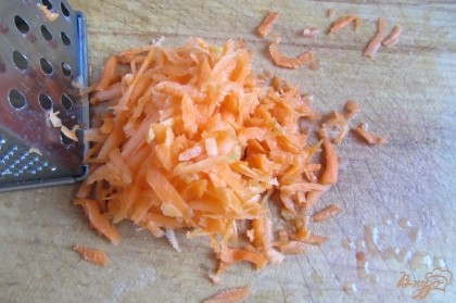 Морковь натереть на крупной терке. Добавить в суп.
