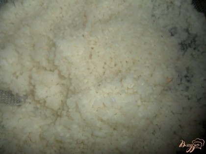 Рис отварить до готовности, промыть под проточной холодной водой, дать воде стечь.