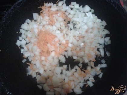 Морковь и лук почистить, мелко нарезать, поместить в сотейник или глубокую сковороду, обжариваем.