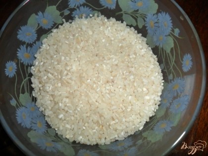 Добавить промытый рис.