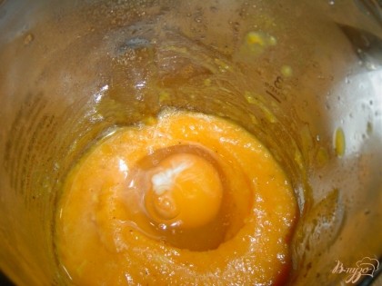 Затем добавляем яйца, соль, перец и опять взбиваем.