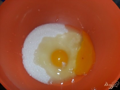 яйца немного взбить с сахаром и ванилью