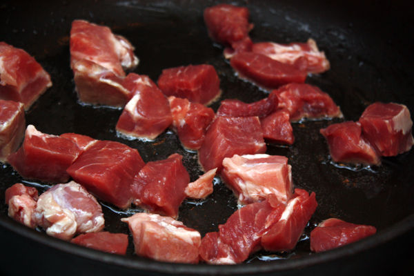Свинину (корейка, нежирный окорок или шейка) порезать кубиками и обжарить на горячей сковороде до золотистого цвета.