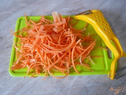 В это время подготовим остальные ингредиенты. Морковь моем, чистим, тоненько нарезаем или же натираем на крупной терке.