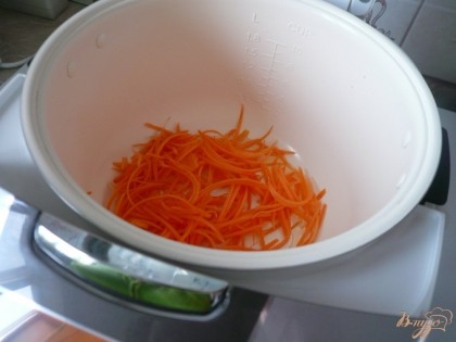 В чашу мультиварки наливаем немного рафинированного растительного масла. Выкладываем морковь и слегка её обжариваем (мне достаточно пяти минут в режиме «Жарка», при открытой крышке мультиварки).