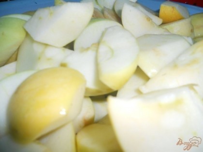 Яблоки освобождаем от сердцевинки с семенами и каждое яблоко разрезаем на четыре-шесть частей.