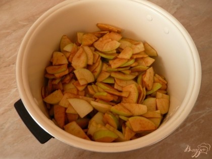 Выкладываем нарезанные яблоки в чашу мультиварки. Никакой воды добавлять не надо.