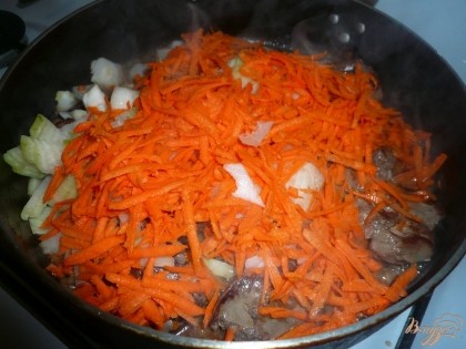 Морковь мою, чищу, натираю на крупной терке, добавляю морковь в сковороду к остальным составляющим. Перемешиваю, еще немного обжариваю. Все это быстро, с начала жарки печени проходит не более пяти-шести минут, жарим же не до готовности, а только чтобы появилась поджаренная корочка.