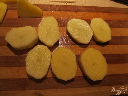 Картошку чистим и нарезаем пластинками толщиной около 1 см.